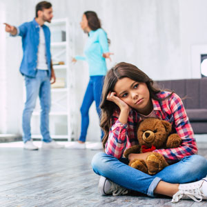 Parents debating relocation in Tennessee, child clutching teddy bear amid family uncertainty.